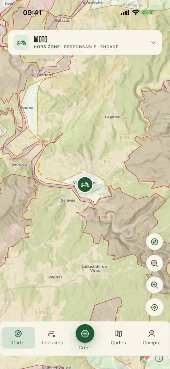 Capture de l’app CapTrail : carte des environs de Vallon-Pont-d’Arc, en Ardèche, avec les zones protégées délimitées en rouge et en orange. Mode Moto, hors zone, réglage Responsable, style Engagé.